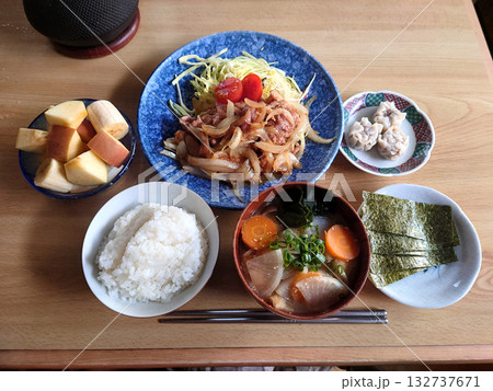 町の大衆食堂で食べる定番メニュー～豚の生姜焼き定食(けんちん汁，小皿料理，デザートボウル付き) 132737671