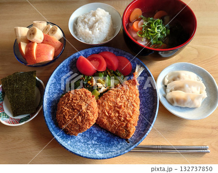 町の大衆食堂で食べる定番メニュー~ミックスフライ定食(アジフライとメンチカツ),けんちん汁・小皿付き 町の大衆食堂で食べる定番メニュー~ミックスフライ定食(アジフライとメンチカツ),けんちん汁・小皿付き 132737850