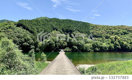 五月晴れの青空と新緑に彩られた四万十川と高瀬沈下橋〈高知県四万十市〉 132737883