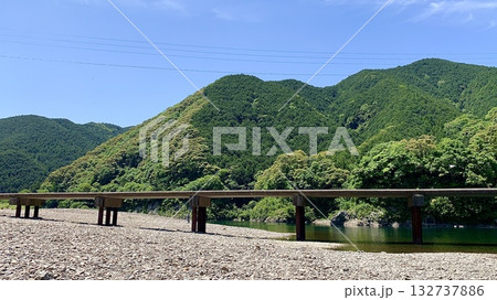 五月晴れの青空と新緑に彩られた四万十川〈勝間沈下橋下流/高知県〉 五月晴れの青空と新緑に彩られた四万十川〈勝間沈下橋下流/高知県〉 132737886