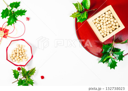 節分デザイン　豆・升・ヒイラギ 132738023