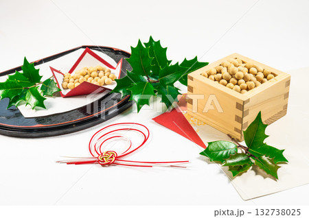 節分デザイン　豆・升・ヒイラギ・水引 132738025