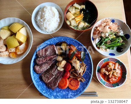町の大衆食堂で食べる定番メニュー～ビーフステーキ定食(カットステーキとグリル野菜)，椀物，小皿料理 132738047