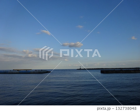 秋の海、青い空、白い雲、海 秋の海、青い空、白い雲、海 132738048