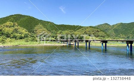 五月晴れの青空と新緑に囲まれた四万十川と佐田沈下橋〈高知県四万十市〉 132738448