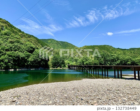 五月晴れの青空と新緑に彩られた四万十川〈勝間沈下橋下流/高知県〉 132738449