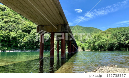 五月晴れの青空と新緑に彩られた四万十川と勝間沈下橋〈高知県四万十市〉 132738557