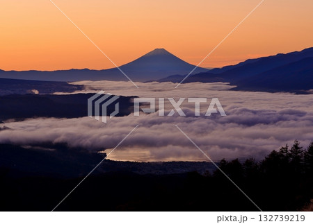 高ボッチ高原より望む夜明けの富士山 132739219