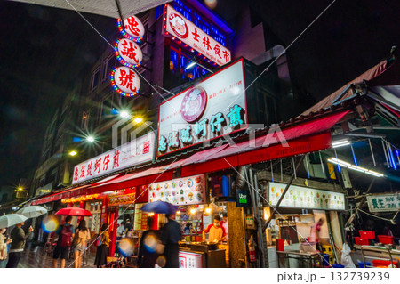 台湾 台北 士林夜市 ナイトウォーク 屋台フード 台湾 台北 士林夜市 ナイトウォーク 屋台フード 132739239