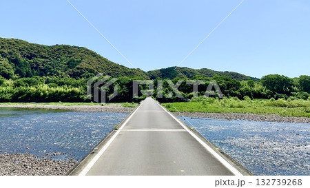 五月晴れの青空と新緑に囲まれた四万十川と佐田沈下橋〈高知県四万十市〉 五月晴れの青空と新緑に囲まれた四万十川と佐田沈下橋〈高知県四万十市〉 132739268