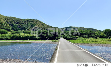 五月晴れの青空と新緑に囲まれた四万十川と佐田沈下橋〈高知県四万十市〉 五月晴れの青空と新緑に囲まれた四万十川と佐田沈下橋〈高知県四万十市〉 132739316