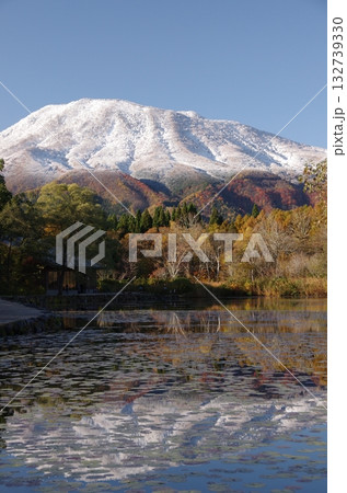 紅葉のいもり池から見た雪をかぶった黒姫山 132739330