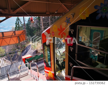 春の立山黒部アルペンルート　深緑に囲まれ立山ケーブルの下り線の車内より臨む 132739362
