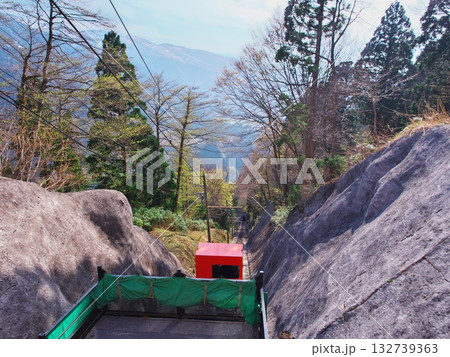 春の立山黒部アルペンルート 深緑に囲まれ立山ケーブルの下り線の車内より臨む 春の立山黒部アルペンルート 深緑に囲まれ立山ケーブルの下り線の車内より臨む 132739363