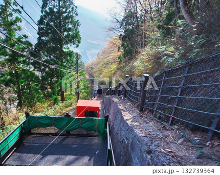 春の立山黒部アルペンルート 深緑に囲まれ立山ケーブルの下り線の車内より臨む 春の立山黒部アルペンルート 深緑に囲まれ立山ケーブルの下り線の車内より臨む 132739364