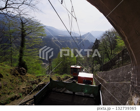 春の立山黒部アルペンルート 深緑に囲まれ立山ケーブルの下り線の車内より臨む 春の立山黒部アルペンルート 深緑に囲まれ立山ケーブルの下り線の車内より臨む 132739365