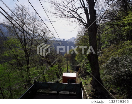 春の立山黒部アルペンルート 深緑に囲まれ立山ケーブルの下り線の車内より臨む 春の立山黒部アルペンルート 深緑に囲まれ立山ケーブルの下り線の車内より臨む 132739366