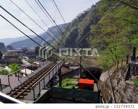 春の立山黒部アルペンルート　深緑に囲まれ立山ケーブルの下り線の車内より臨む 132739372
