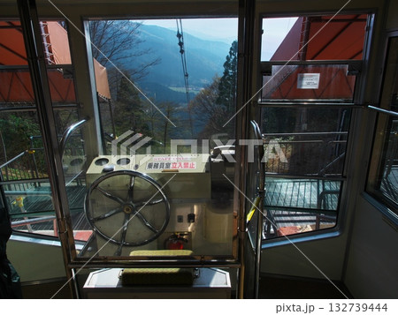 春の立山黒部アルペンルート 立山ケーブル車両運転席より窓外を臨む 春の立山黒部アルペンルート 立山ケーブル車両運転席より窓外を臨む 132739444
