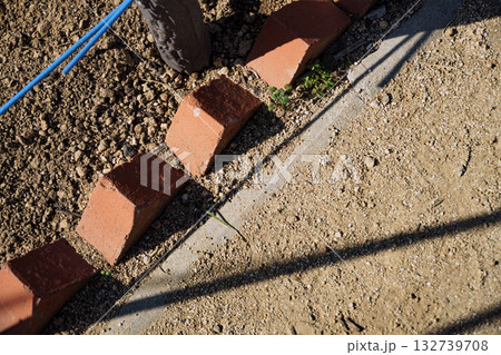 レンガで縁取られた庭の小道 — 土と影のテクスチャ 132739708