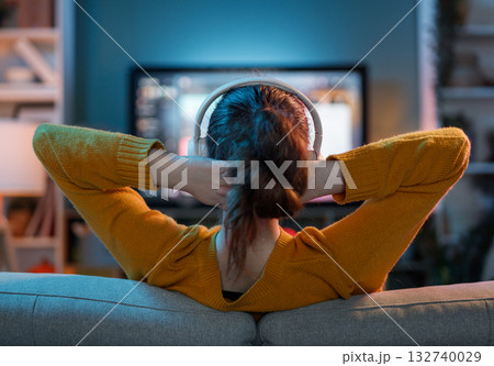 woman watching TV at home 132740029