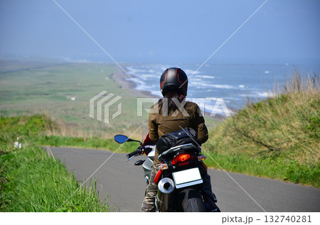 女性ライダー後ろ姿 132740281