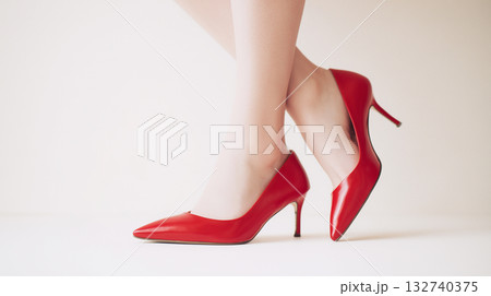 日本人女性が赤いパンプスで脚を組む 132740375