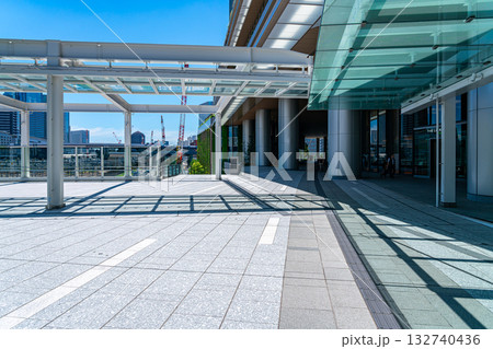 【東京都】スタイリッシュな街並みの高輪ゲートウェイシティ 【東京都】スタイリッシュな街並みの高輪ゲートウェイシティ 132740436