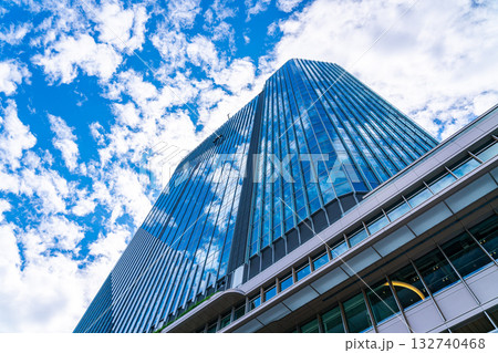 【東京都】見上げる高輪ゲートウェイシティのビル 132740468