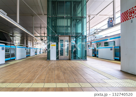 【東京都】スタイリッシュな構内が印象的な高輪ゲートウェイ駅 132740520