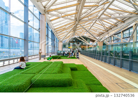 【東京都】スタイリッシュな構内が印象的な高輪ゲートウェイ駅 132740536