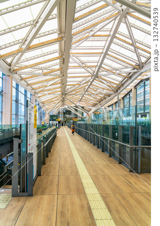 【東京都】スタイリッシュな構内が印象的な高輪ゲートウェイ駅 132740539