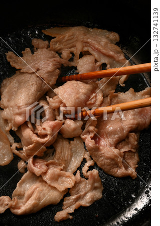 豚肉を炒めている様子 豚肉を炒めている様子 132741139