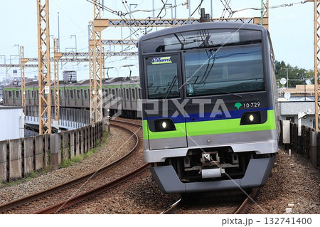 【都営地下鉄】10-300形 区間急行（京王相模原線：京王稲田堤駅） 132741400