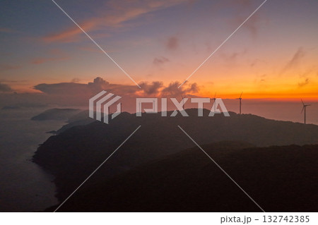 佐田岬の夕焼けと風力発電の風車群 132742385