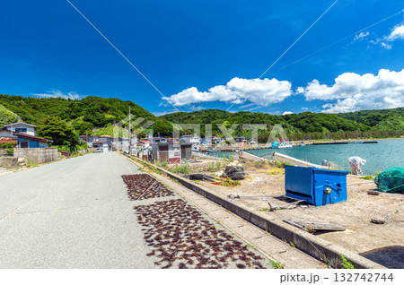【秋田県戸賀港】自然に囲まれた静かな漁村の風景 【秋田県戸賀港】自然に囲まれた静かな漁村の風景 132742744