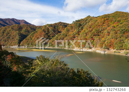 道の駅湯西川からの秋の五十里湖 132743268