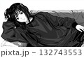ヘッドフォンをつけて横たわる黒髪の女性のモノロイラスト 132743553