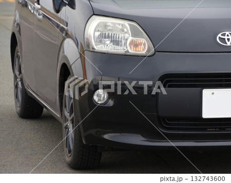 自動車イメージ　トヨタポルテのフロントマスク 132743600