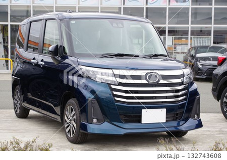 自動車イメージ 販売店に並ぶ車 トヨタルーミー 自動車イメージ 販売店に並ぶ車 トヨタルーミー 132743608