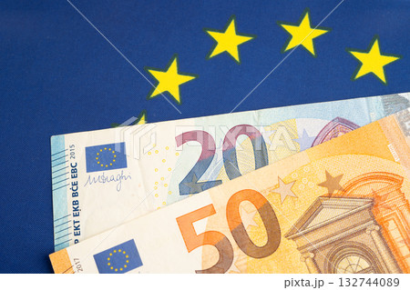 Euro banknote cash money, finance economic banking business exchange market. 132744089