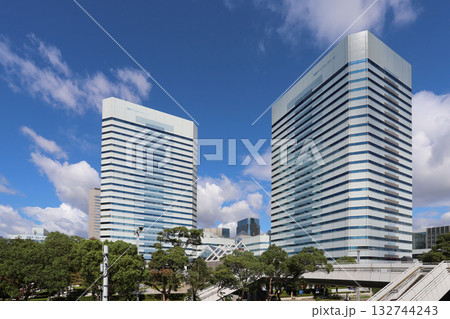 海浜幕張駅北口のツインタワービル 132744243