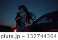 夕暮れの駐車場で黒猫を抱く長髪女性のシネマティックなイラスト 132744364