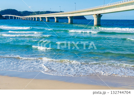 山口県下関市 角島大橋と打ち寄せる波 山口県下関市 角島大橋と打ち寄せる波 132744704