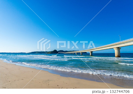 山口県下関市 角島大橋と打ち寄せる波 山口県下関市 角島大橋と打ち寄せる波 132744706
