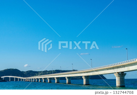 山口県下関市 青空と角島大橋 山口県下関市 青空と角島大橋 132744708