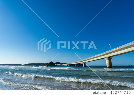 山口県下関市 角島大橋と打ち寄せる波 山口県下関市 角島大橋と打ち寄せる波 132744710