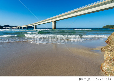 山口県下関市　角島大橋と打ち寄せる波 132744713
