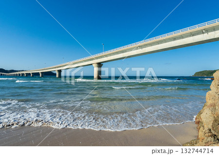 山口県下関市 角島大橋と打ち寄せる波 山口県下関市 角島大橋と打ち寄せる波 132744714