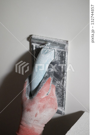 Finishing grout of the wall for painting. Finishing grout of the wall for painting. 132744857